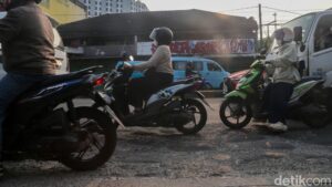 Penderitaan Pengguna Jalan Dewi Sartika Akibat Rusak