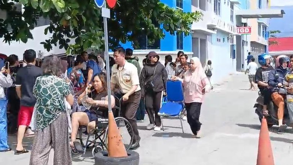 Palu Bergetar Hebat Pasien RS Samaritan Dievakuasi