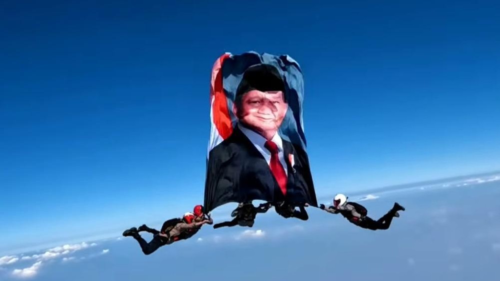 Penerjun Polri Kibarkan Foto Prabowo Langit Cikeas